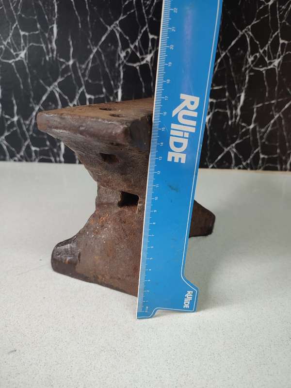ANTIQUE MEDIUM HEAVEY STEEL ANVIL