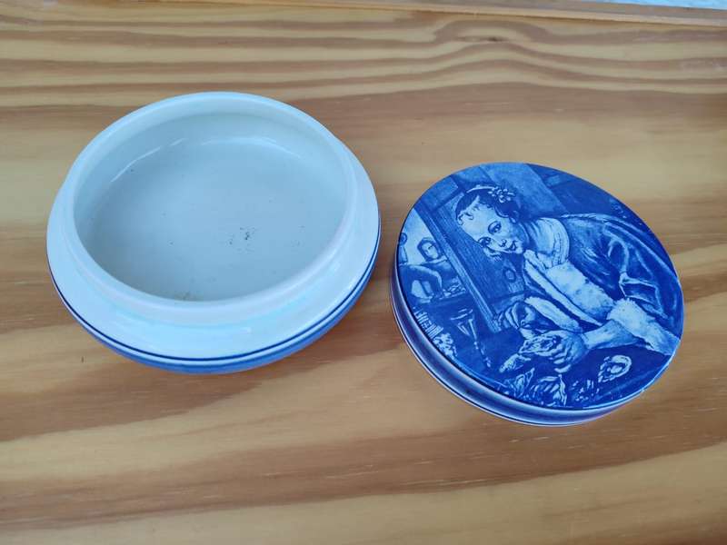 VERY RARE DELFT HAND PAINTED IN HOLLAND, VINTAGE DUTCH PORCELAIN JEWELRY BOWL