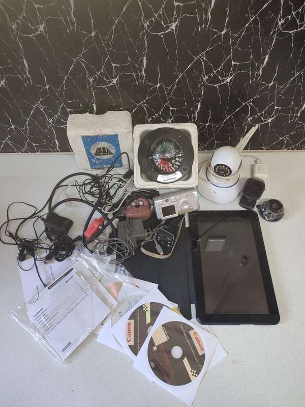 LARGE LOT OF ELECTRONICS - TABLET - DASH CAM - NINTENDO CABLE - WHOLESALE - BULK JOB LOTT