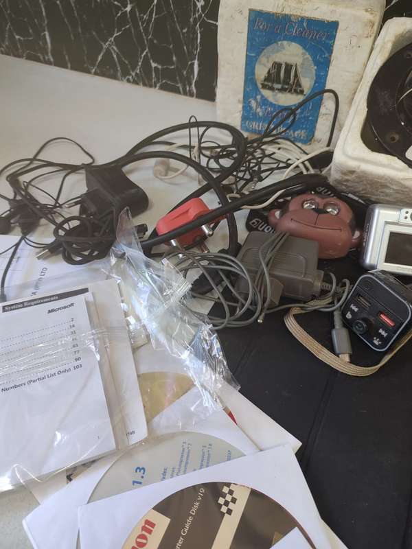 LARGE LOT OF ELECTRONICS - TABLET - DASH CAM - NINTENDO CABLE - WHOLESALE - BULK JOB LOTT