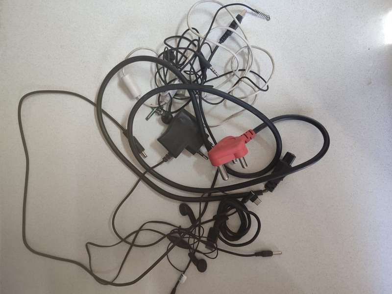 LARGE LOT OF ELECTRONICS - TABLET - DASH CAM - NINTENDO CABLE - WHOLESALE - BULK JOB LOTT