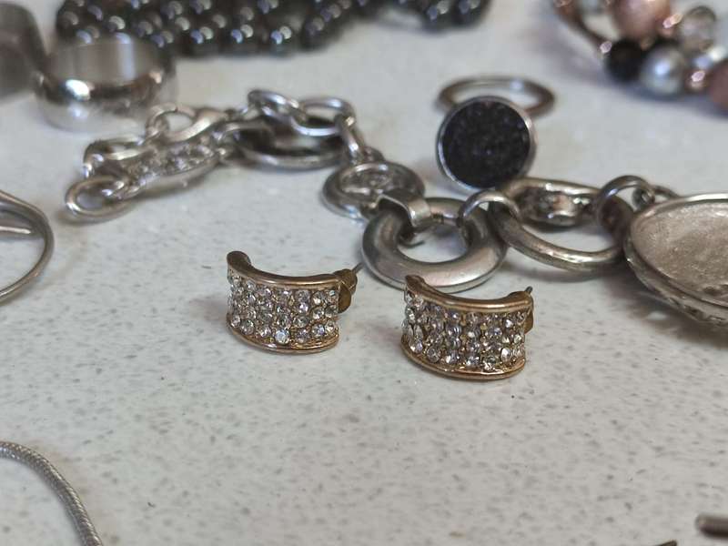 LARGE LOT OF JEWELLERY UP FOR GRABS COSMETC MOSTLY- BID NOW BEFORE CHRISTMAS!