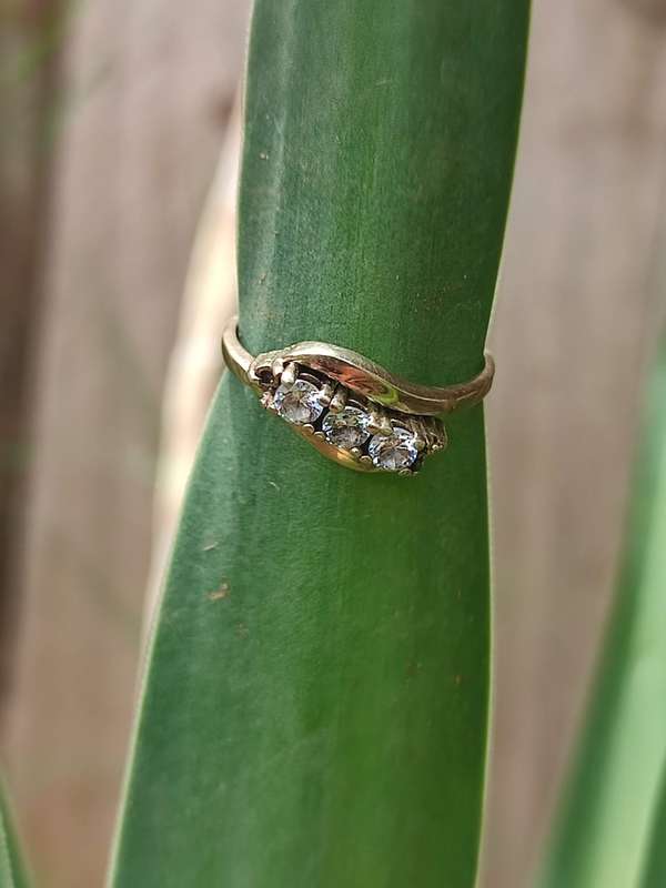 9CT YELLOW GOLD ENGAGEMENT RING WITH REAL DIAMONDS - PHOTOS DOES NOT DO THE RING JUST! 2.3 GRAM