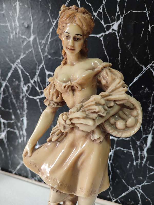 #2 STUNNING 19TH CENTURY VINTAGE PORCELAIN FIGURINE!