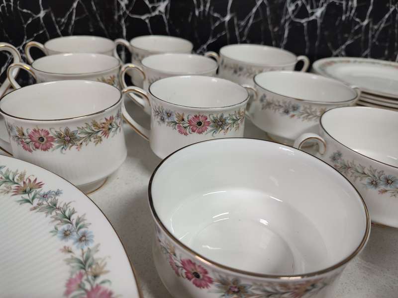 #1 ROYAL ALBERT PARAGON FINE CHINA (BELINDA PATTERN) COMPLETE DINNER SET !!!