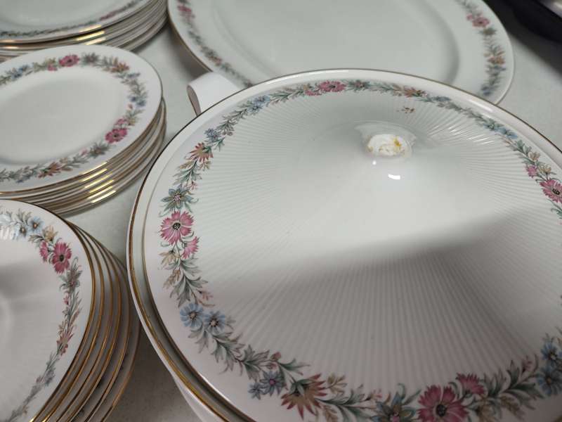 #1 ROYAL ALBERT PARAGON FINE CHINA (BELINDA PATTERN) COMPLETE DINNER SET !!!