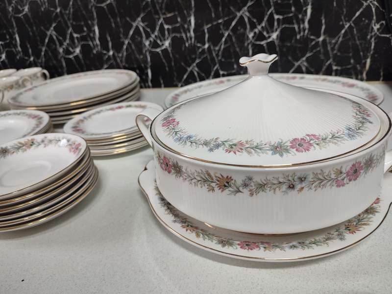 #1 ROYAL ALBERT PARAGON FINE CHINA (BELINDA PATTERN) COMPLETE DINNER SET !!!