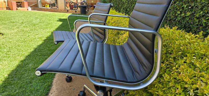 Origanal Eames EA33 OFFICE CHAIR ALUMINUM GROUP CHAIR BY CHARLES AND RAY EAMES