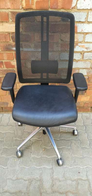 Dauphin Ergonomic Office Chair with Leather Seat