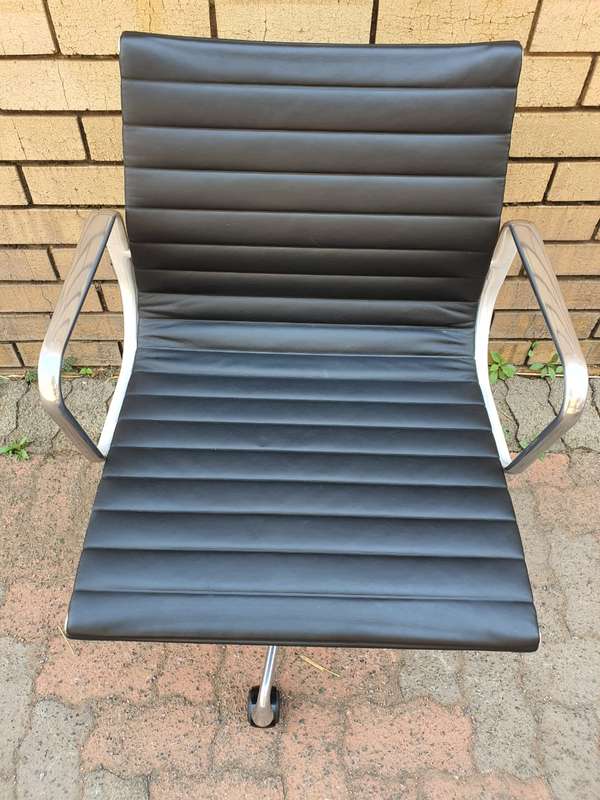 Original Eames EA33 Office Chair