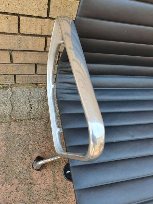 Original Eames EA33 Office Chair