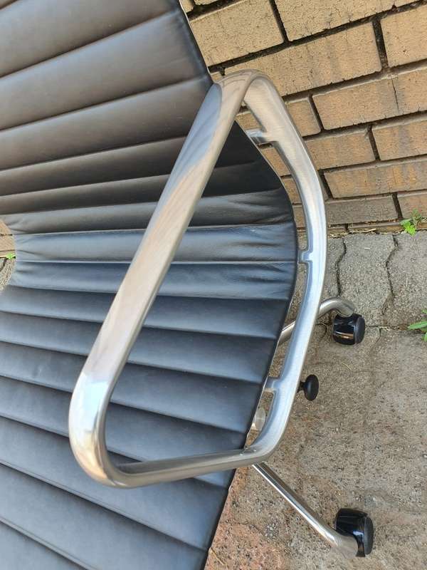 Original Eames EA33 Office Chair