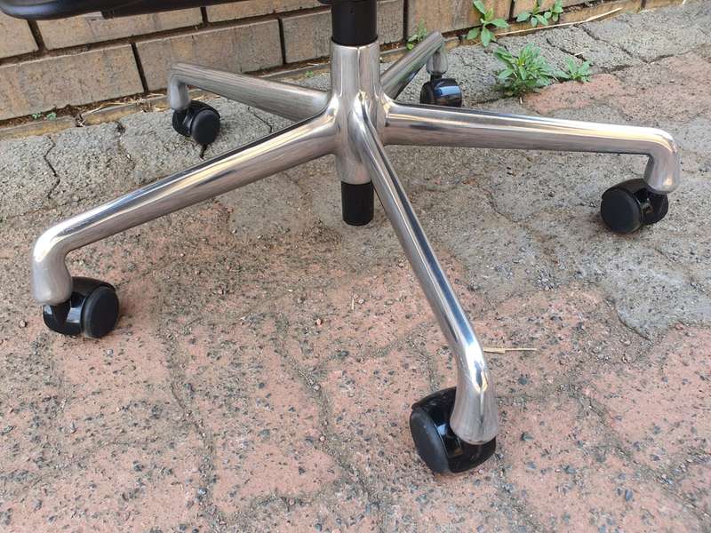 Original Eames EA33 Office Chair