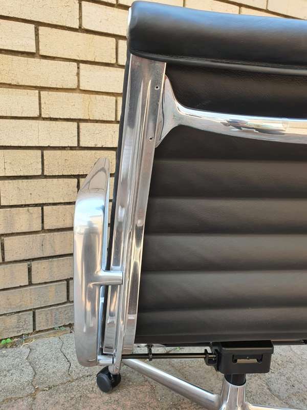 Original Eames EA33 Office Chair