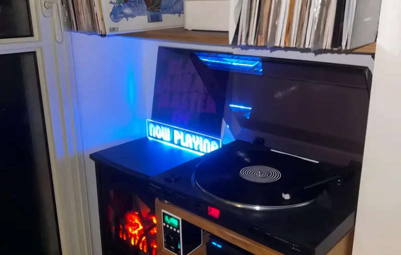 Record Stand - Now playinf