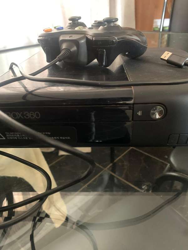 Xbox 360 with 2 controllers + Xbox charge kit