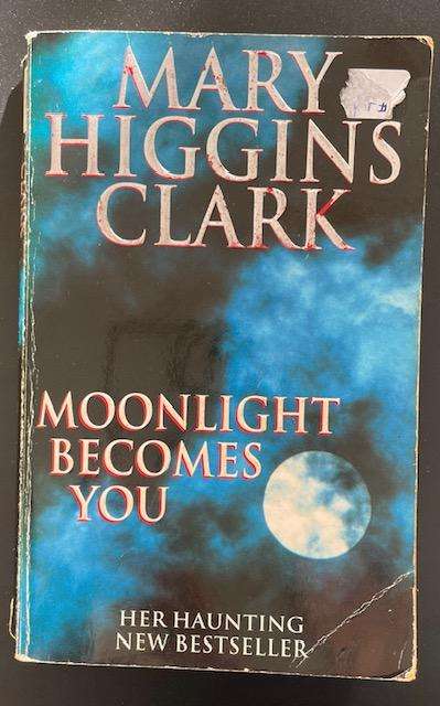 MARY HIGGINS CLARK - MOONLIGHT BECOMES YOU -  332 PAGES