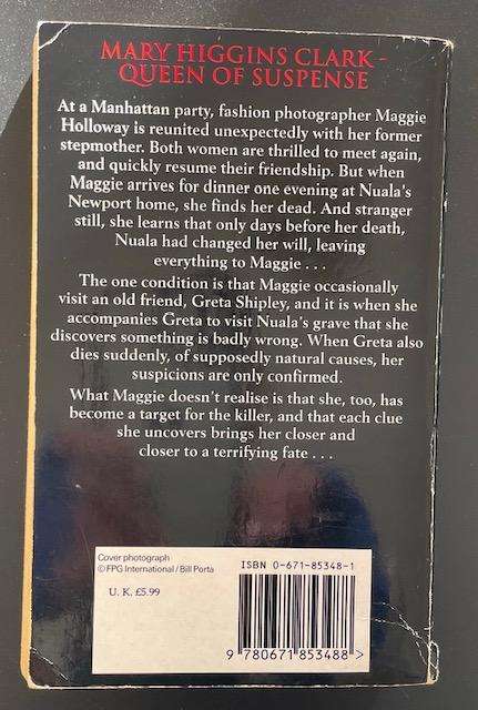 MARY HIGGINS CLARK - MOONLIGHT BECOMES YOU -  332 PAGES