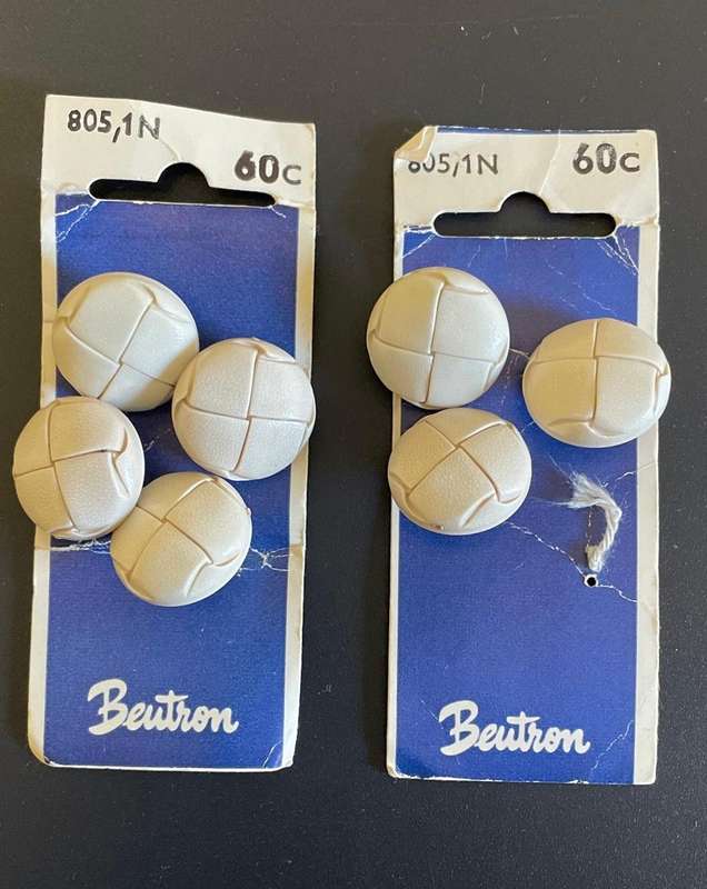 Vintage "Football" buttons x 7 - Beutron - still on the card