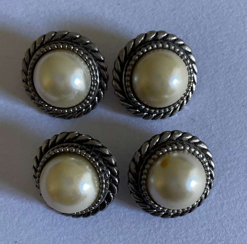 Vintage Plastic buttons x 4 - beautiful design!