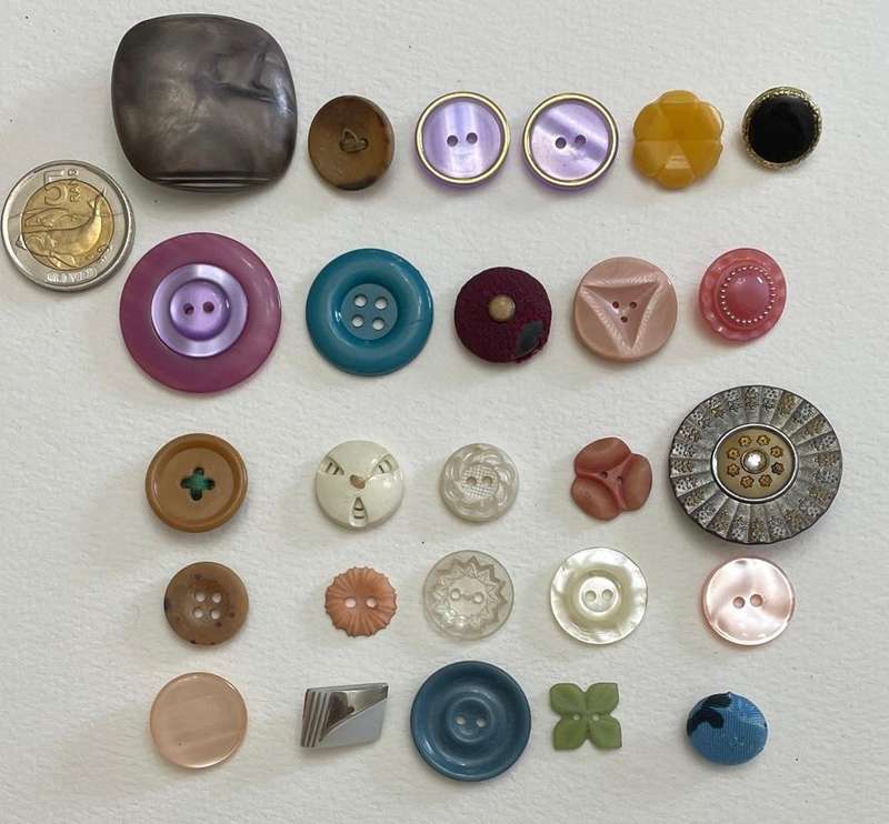 Mixed lot of Antique and Vintage buttons.2