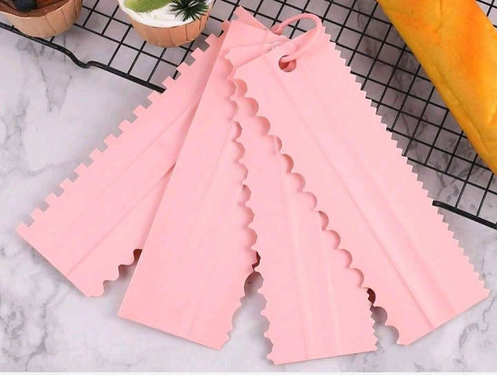BURRAAQ TRANDING/ 4 PIC PINK CAKE DECORATOR KIT TO SCRAPE CAKE