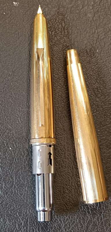 PILOT 18KP FOUNTAIN CAPLESS PEN VERY COLLECTABLE.
