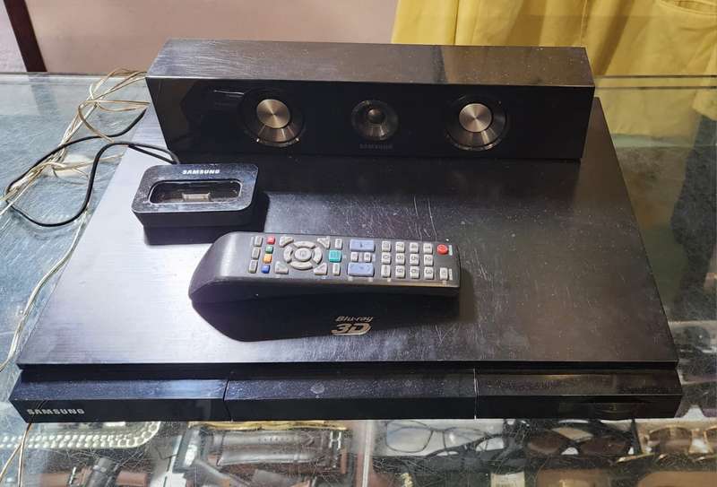 SAMSUNG BLUE RAY COMPLETE SYSTEM WITH PS-DW1 SUBWOOFER 5.1 SURROUND.