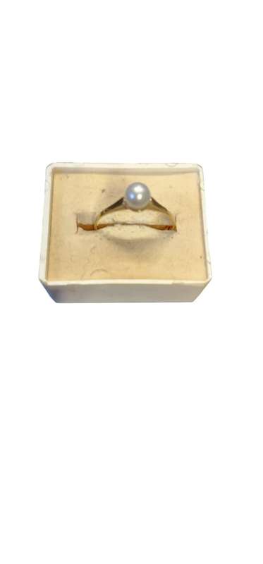 750 GOLD RING WITH PEARL.