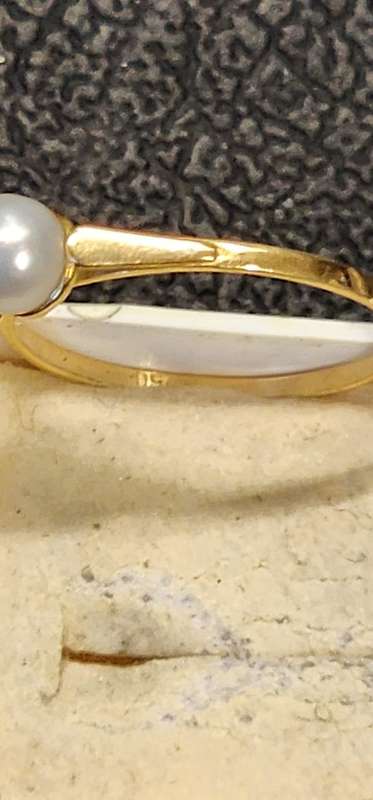 750 GOLD RING WITH PEARL.