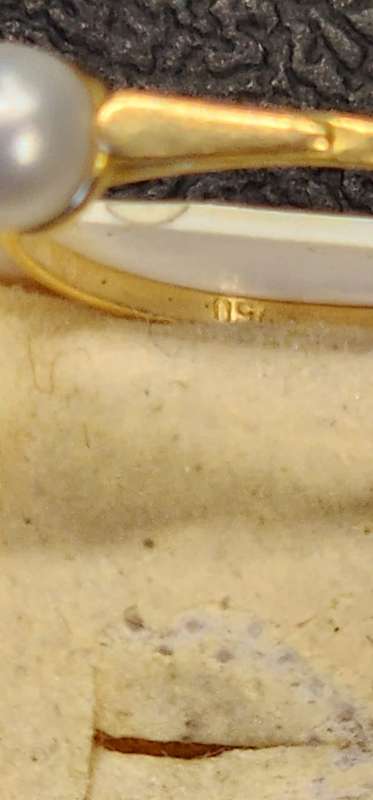 750 GOLD RING WITH PEARL.