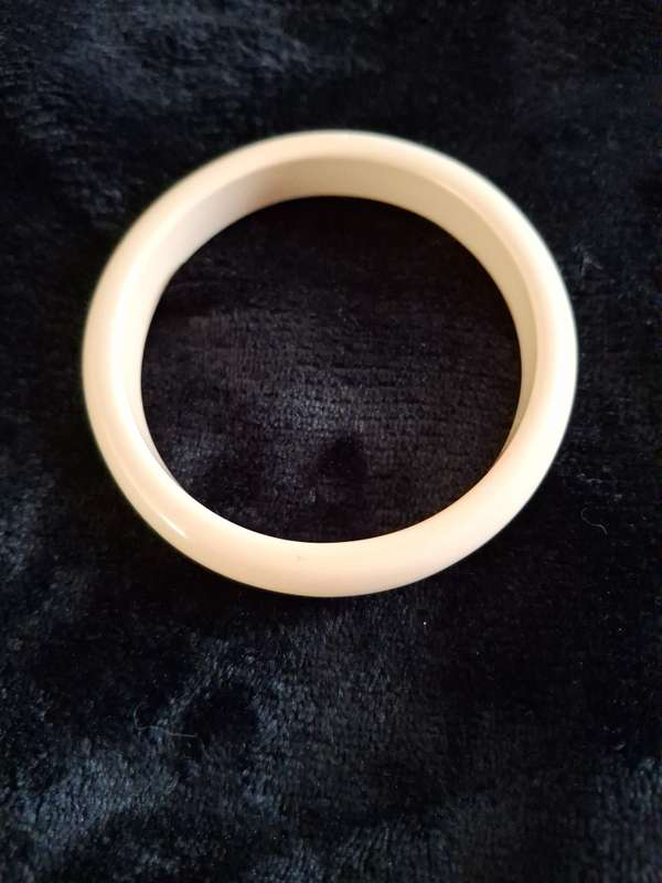3 Light rich cream bracelets