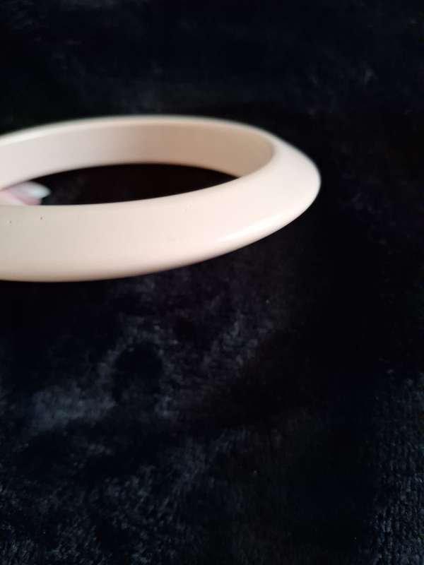 3 Light rich cream bracelets
