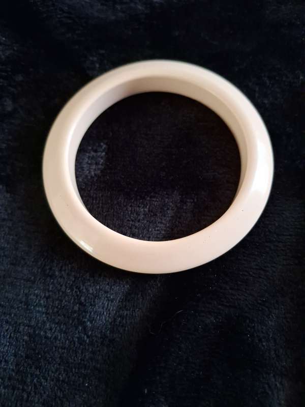 3 Light rich cream bracelets