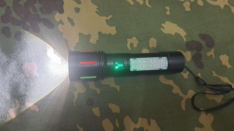 Multifunctional Zoom Flashlight with Magnet and Fluorescent Strip - Rechargeable