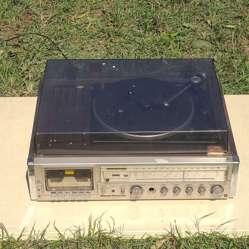 Vintage record player radio with new stylus
