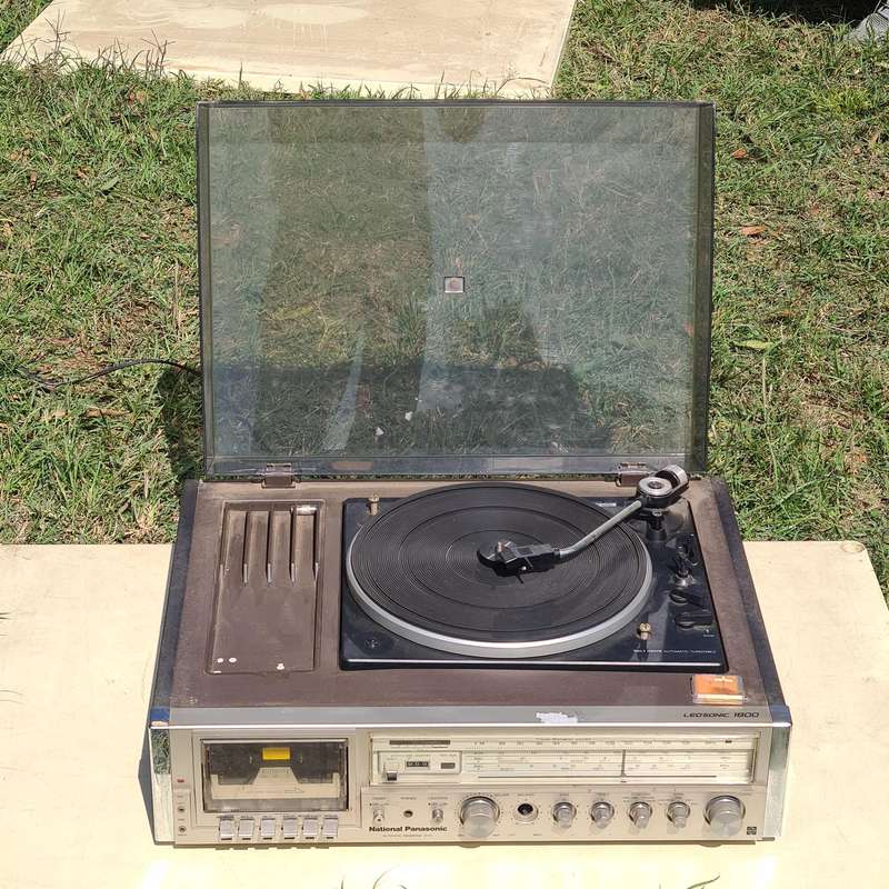 Vintage record player radio with new stylus