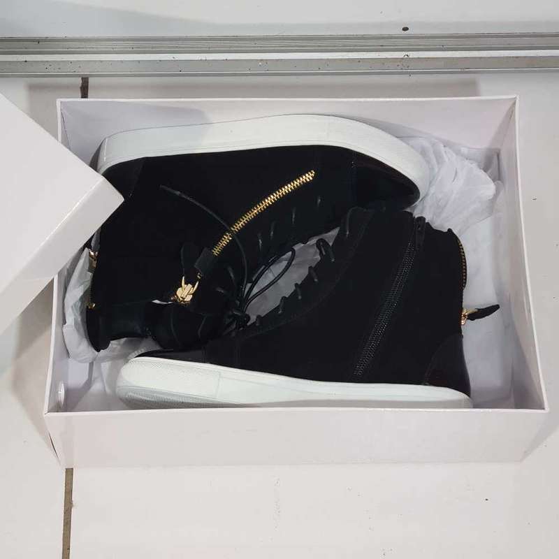 Beautiful women's / girls shoes. SIZE 2.5 (We have more in stock)