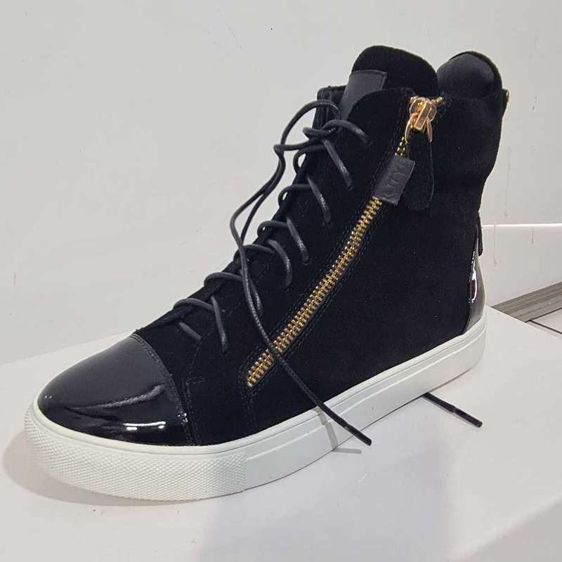 Beautiful women's / girls shoes. SIZE 2.5 (We have more in stock)