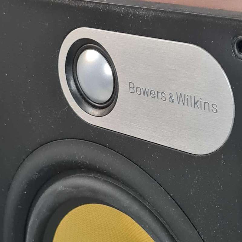 B&W 684 Bookshelf speakers