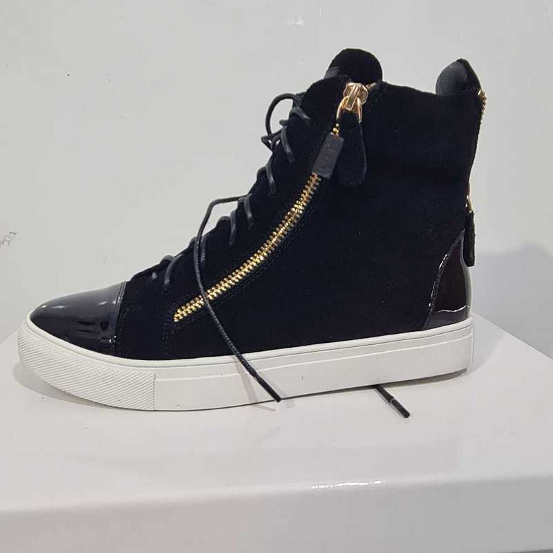 Beautiful women's / girls shoes. SIZE 2.5 (We have more in stock)