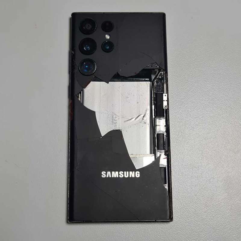 Phone for spares or fixing (turns on) and charges) (read and see all pictures)