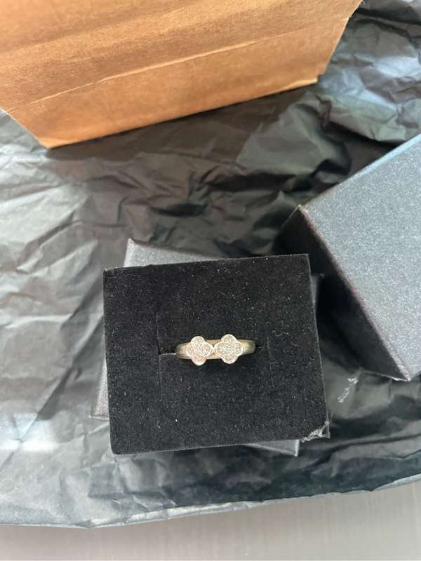 18ct White Gold Diamond Ring van clef