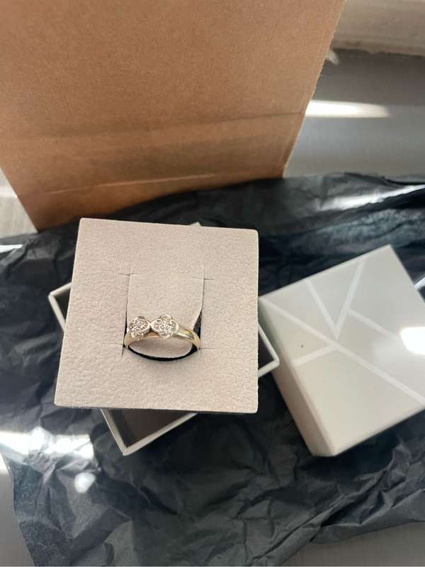 18ct White Gold Diamond Ring van clef