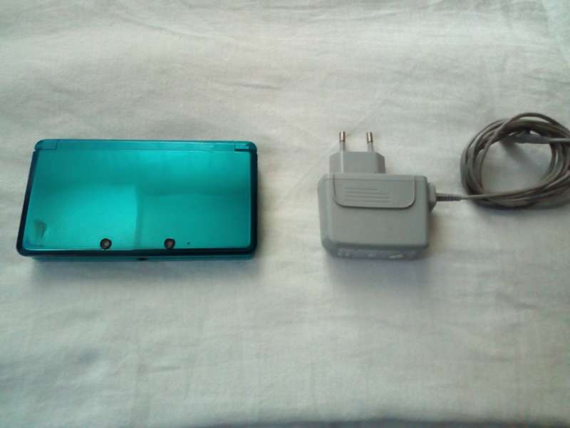 Modded Nintendo 3DS Aqua Blue console with Case, Charger and 61 games