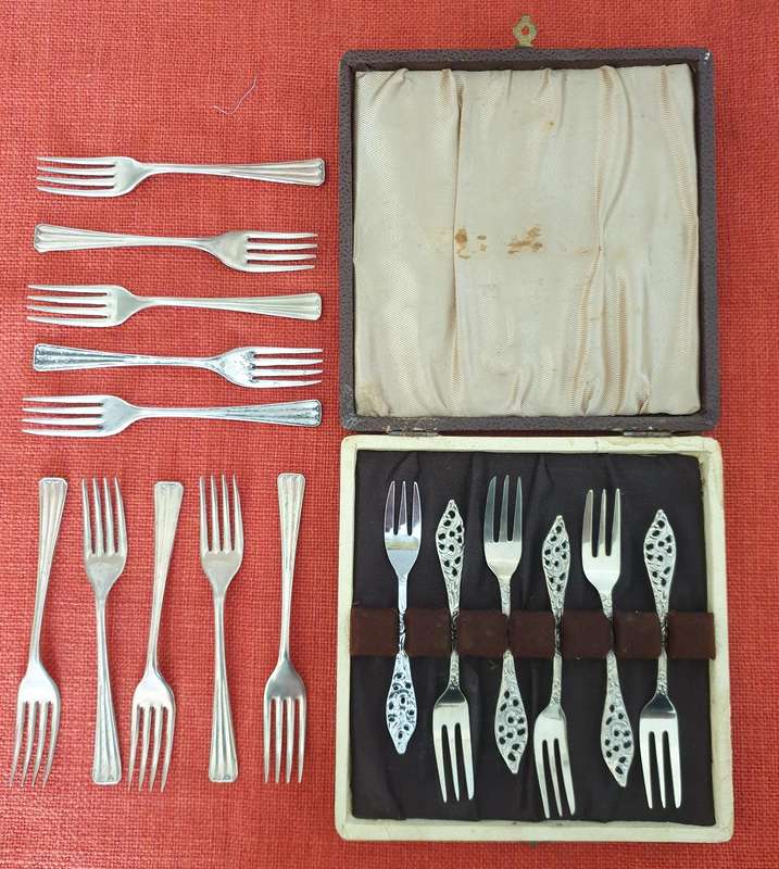 15 x Vintage EPNS plus 1 x chrome plated cake forks