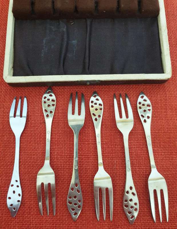 15 x Vintage EPNS plus 1 x chrome plated cake forks