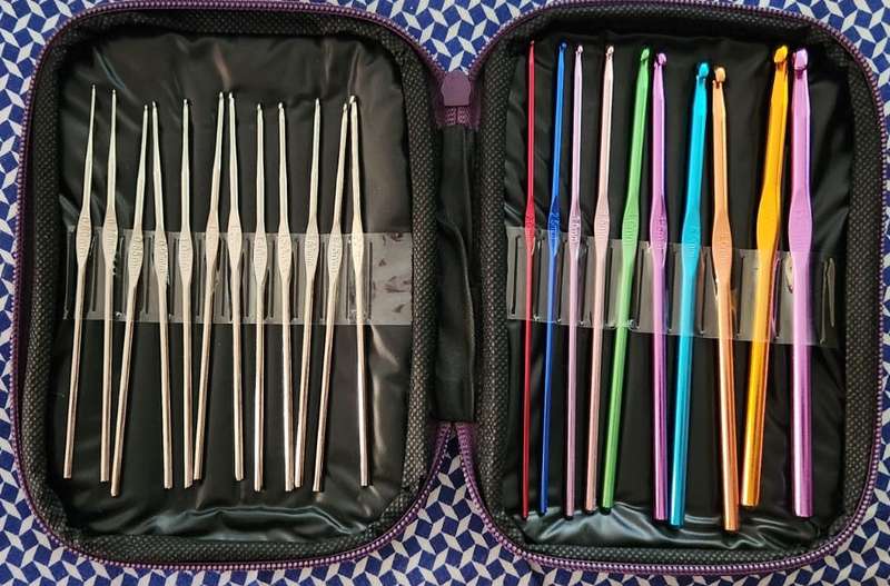 Crochet needle set
