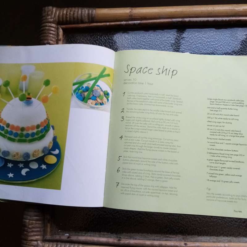 Delightful Kids' Cakes: "Quick & Easy Kids' Cakes"  50 Fun Recipes for All Ages