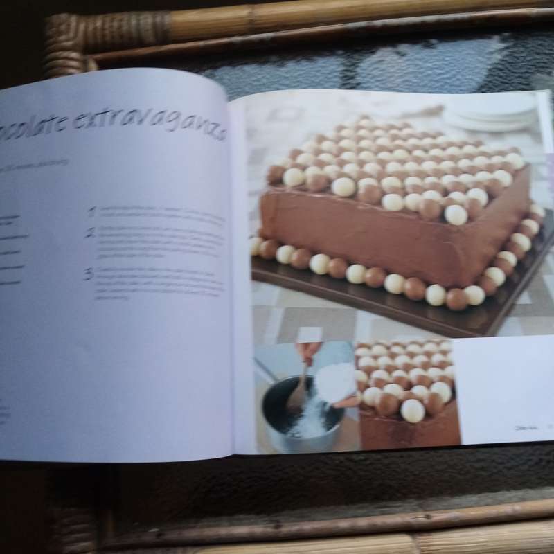 Delightful Kids' Cakes: "Quick & Easy Kids' Cakes"  50 Fun Recipes for All Ages